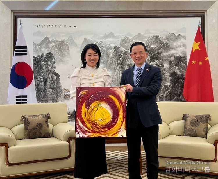 Artist Park Ji-yoon (left) takes a commemorative photo with Chinese Ambassador Dai Bing after presenting her artwork at the Chinese Embassy in Seoul on Feb. 7.<br>

