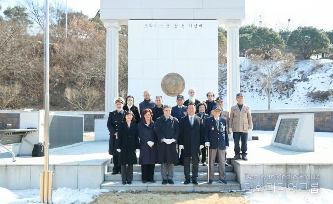 Yeoju Cuty Mayor Lee Chung-woo (2nd from the right, front row) visits the Greek War Memorial with the new Greek Ambassador to Korea Loukas Tsokos and other guests on Feb. 10. / Courtesy of Yeoju City
