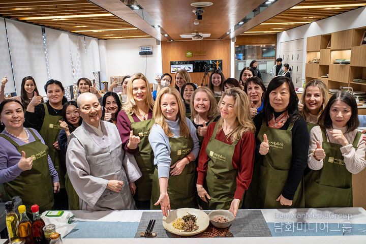 Wives of foreign ambassadors in Seoul cooked five-grain rice and three-colored herbs, a special meal for the Jeongwol Daeboreum Day, at the Korean temple food experience program held at Cultural Corps of Korean Buddhism in Anguk-dong, Jongno-gu, Seoul, on Feb. 12. / Courtesy of Cultural Corps of Korean Buddhism