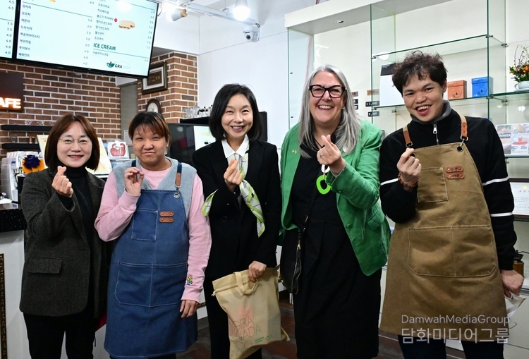 Speaker Choi Ho-jeong of Seoul Metroploitcal Council (third from the left) and Irish Ambassador to Korea Michelle Winthrop (fourth from the left) take a commemorative photo at the Evergreen Tree Welfare Center in Gangseo-gu, Seoul, on Feb. 12.
