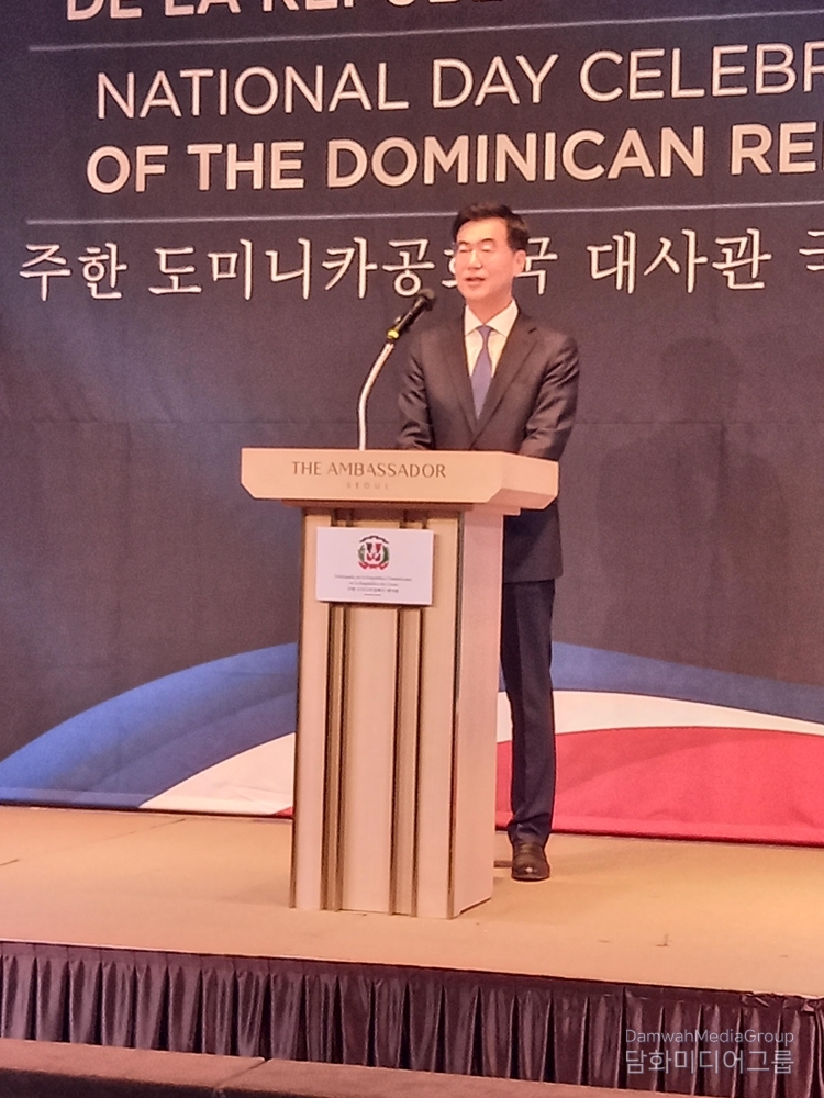 Lee Jae-woong, spokesperson & deputy minister for public affairs of the Korean Ministry of Foreign Affairs, delivers congratulatory remarks.