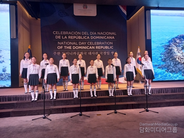 The Sundukwon Welfare Home Girls’ Choir and the Miracle Art Ensemble from the Dreamtree Welfare Home presented songs of Korea and the Dominican Republic.