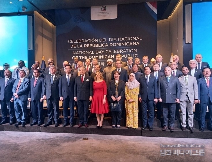 H.E. Dr. Federico Alberto Cuello Camilo Ambassador Extraordinary and Plenipotentiary takes a group photo with foreign ambassadors and Korean guests at a reception held at the Ambassador Pullman Hotel in Seoul on March 6.