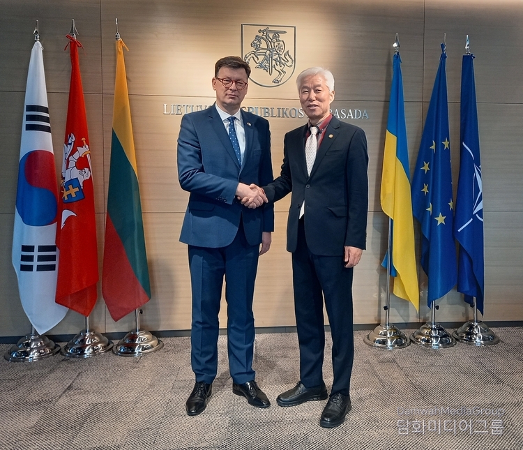 Amb. Slepavicius of Lithuania (left) shakes hands with Publisher-Chairman Lee Jon-young of Diplomacy Journal after holding an interview at the Embassy of Lithuania in Seoul on March 6, 2025.