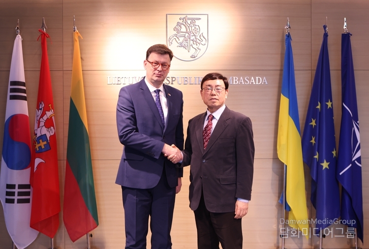Amb. Slepavicius of Lithuania (left) poses with Managing Editor Lee Kap-soo of Diplomacy Journal at the Embassy of Lithuania in Seoul on March 6, 2025.
