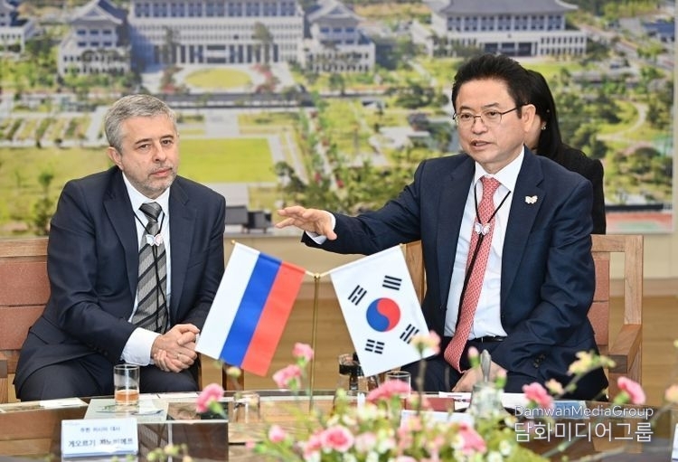 Gyeongsangbuk-do Governor Lee Chul-woo (right) meets with Russian Ambassador to South Korea Georgy Zinoviev during his visit to the Gyeongbuk Provincial Office on March 10.