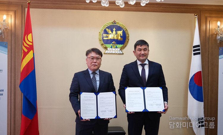 Kim Dong-hoon (left), head of the Seoul Foreign Resident Center, and Mongolian Ambassador to Korea Sukhbold Sukhee pose for a photo after signing a memorandum of understanding (MOU) at the Mongolian Embassy in Seoul. / Courtesy of the Seoul Metropolitan Government
