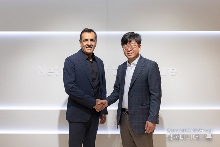 NVIDIA Senior Vice President for Telecom Ronnie Vasishta (left) and Samsung Electronics Executive Vice President & Head of R&D June Moon take a commemorative photo./ Courtesy of Samsung Electronics