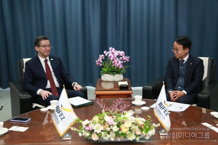 Busan Jinhae Free Economic Zone (BJFEZ) Commissioner Park Sung-ho (right) meets with Uzbek Ambassador to Korea Alisher Abdusalomov at the Busan Jinhae Free Economic Zone Authority on March 14.