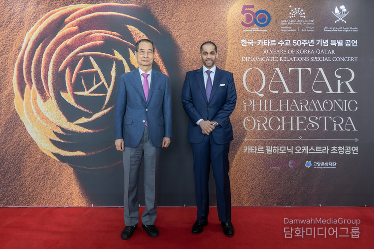 Acting President Han Duck-soo (left) and Khalid Ebrahim Al-Hamar, ambassador of the State of Qatar to Korea pose for the camera at a concert by the Qatar Philharmonic Orchestra in Seoul on April 13.