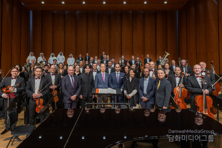 Acting President Han Duck-soo and Khalid Ebrahim Al-Hamar, ambassador of the State of Qatar take a group photo with members of the Qatar Philharmonic Orchestra in Seoul on April 13.