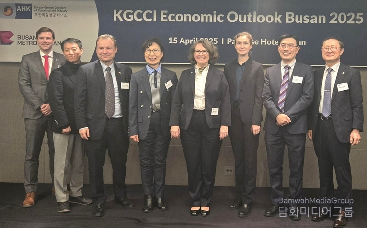 (From left) Felix Kalkowsky, Vice President of KGCCI, Bongki Choi, Vice President of Samsung SDS, Georg Schmidt, German Ambassador of South Korea, Prof. Chin-Sung Dury Chung, German Honorary Consul of South Korea, Marie Antonia von Schönburg, President & CEO of KGCCI, Katharina Viklenko, Director and Correspondent Korea at GTAI, Dr. Charlie Lay, Senior Economist of Commerzbank AG and Myung-sung Khim, Chairmen of German Companies Association in Busan at ‘KGCCI Economic Outlook 2025 in Busan’ pose for a group photo. / Courtesy of KGCCI