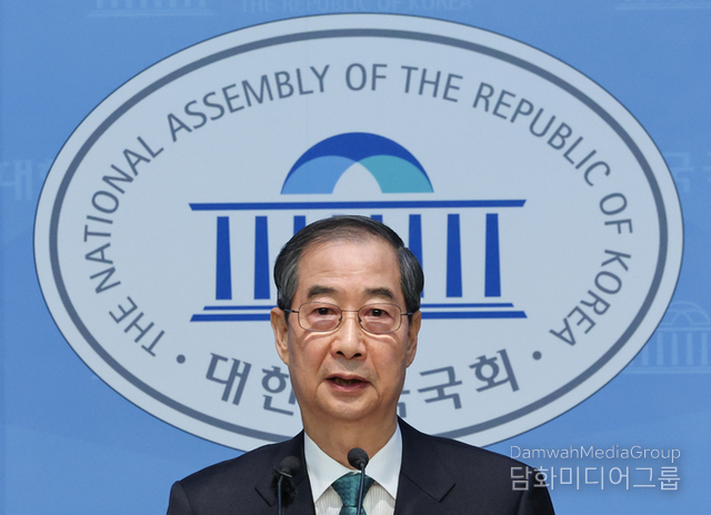 Former Prime Minister Han Duck-soo declares his bid for President in the June 3 election at the National Assembly in Seoul on May 2, 2025.