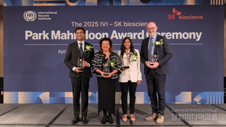 Winners of the 2025 Park Mahn Hoon Award pose for the commemorative photo