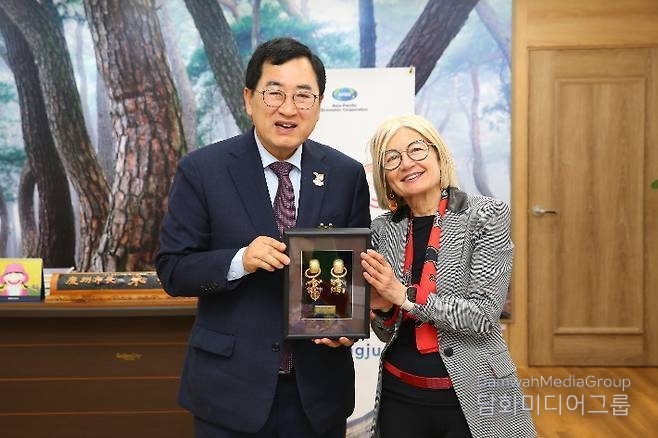 Italian Ambassador to Korea Emilia Gatto (right) poses for a photo with Gyeongju City Mayor Joo Nak-young during her visit to Gyeongju. / Courtesy of Gyeongju City