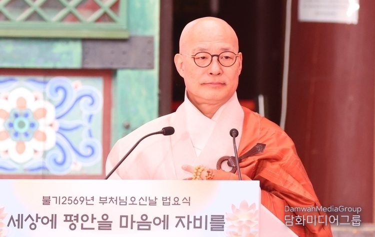 Most Ven. Jinwoo, president of the Jogye Order of Korean Buddhism, delivers a blessing speech.