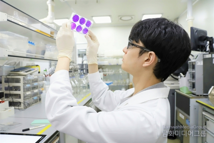 An SK bioscience researcher performs an analysis of an avian flu vaccine candidate.