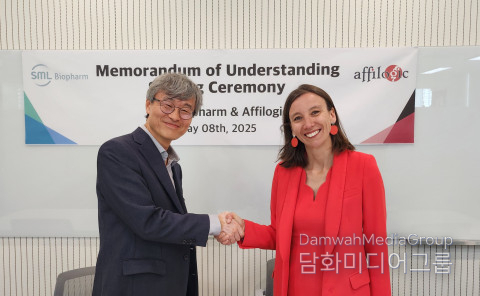 SML Biopharm CEO Nam Jae-hwan (left) and Nadège Prel, the Business Development Director of Affilogic, shake hands after signing an MOU on May 8.
