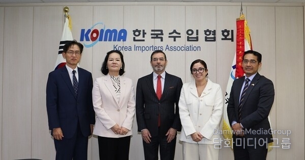 Yoon Young-mi, chairman of Korea Importers Association, and Ecuador's Ambassador to Korea Patricio Esteban Troya Suarez (second and third from the left, respectively), pose for a photo with other guests. / Courtesy of KOIMA