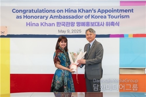 Indian actress Hina Khan (left) and Kim Jong-hoon, head of international marketing at the Korea Tourism Organization take a commemorative photo in Seoul on May 9. / Courtesy of the Korea Tourism Organization
