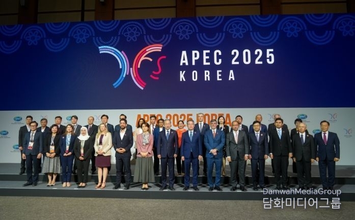 Participants in the 2025 Asia-Pacific Economic Cooperation (APEC) Employment and Labor Ministers' Meeting pose for a group photo in Jeju on May 12.
