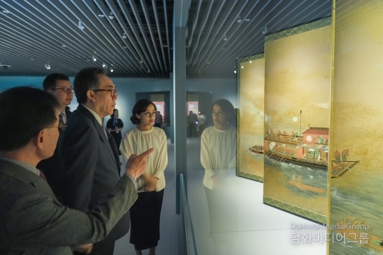 Minister of Foreign Affairs Cho Tae-yul looks around a special exhibition on the Tongsinsa (delegation from the Joseon Dynasty to Japan), which is under way at the Seoul Museum of History under the theme “Bonds of the Heart, Waves of Resonance,” on May 8.