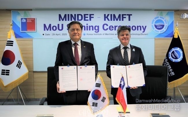 Kim Min-jong (left), president of Korea Institute of Maritime and Fisheries Technology (KIMFT), poses with Chilean Ambassador to Korea Mathias Francke after signing the MOU at the KIMFT office in Busan. / Courtesy of KIMFT