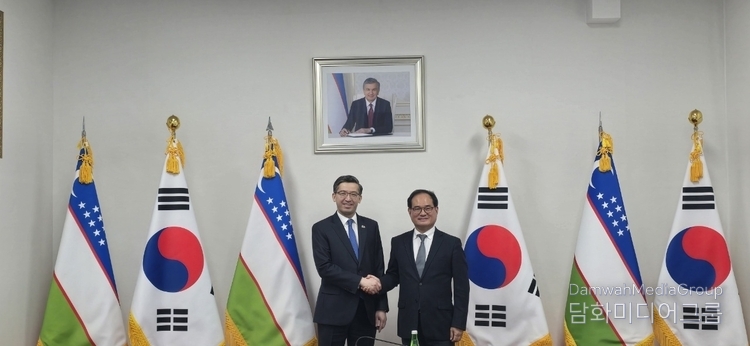 MOTIE Director General for International Trade Relations Kim Jong-chul (right) and Ambassador Alisher Abdusalomov of Uzbekistan to Korea take a commemorative photo at the Uzbekistan Embassy in Seoul on May 13. / Courtesy of MOTIE