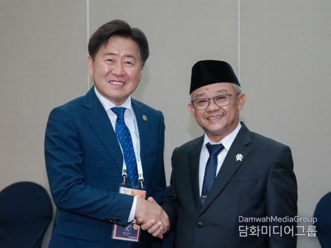 Jeju Governor Oh Young-hoon (left) shakes hands with Abdul Muti, Minister of Primary and Secondary Education of Indonesia in Jeju on May 13.