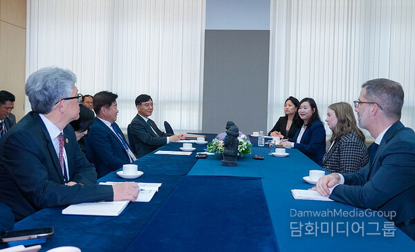 Jeju Governor Oh Young-hoon and Amber Mariano Davis, policy advisor to the U.S. Department of Education, discuss ways to expand educational cooperation and launch programs between the two countries, along with related officials.
