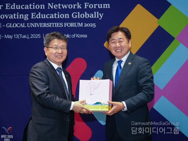 Jeju Governor Oh Young-hoon (right) meets with Deputy Minister of Education Oh Seok-hwan, who is visiting the island to attend the APEC Education Ministers' Meeting, and shared the current and future of Jeju's global education policy. / Courtesy of Jeju Province
