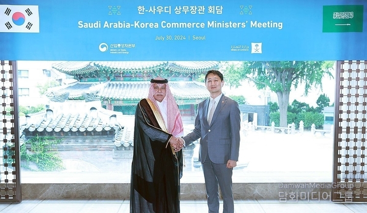 Trade, Industry and Energy Minister Ahn Duk-geun (right) meets with Saudi Arabia's Minister of Commerce Majed bin Al-Qassabi at the Westin Chosun Hotel in Jung-gu, Seoul, South Korea, on July 30, 2024. / Courtesy of the Ministry of Trade, Industry and Energy.