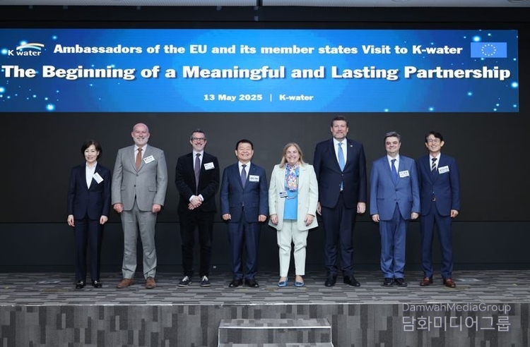 Yun Seog-dae, CEO of Korea Water Resources Corporation (4th from the left), and EU Ambassador to Korea Maria Castillo Fernandez (5th from the left) pose for a photo after a technology status briefing at the company's headquarters in Daejeon on May 13. / Courtesy of K-water
