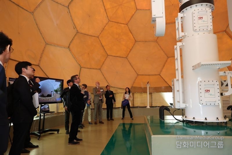 A delegation of ambassadors from the European Union (EU) and four of its member states visit the Daejeon Research Institute's Water Satellite Center to tour the radar facility. / Courtesy of K-water