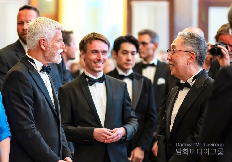 Doosan Enerbility Chairman Park Gee-won (right) meets with Czech President Petr Pavel (left) at the opening reception of the Prague Spring International Music Festival in Prague, Czech Republic on May 12. / Courtesy of Doosan Enerbility
