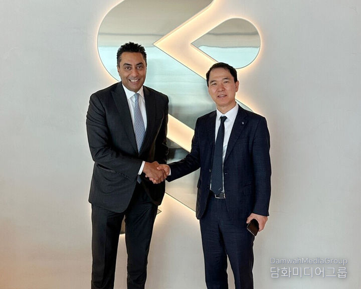 Suhyup Bank President Shin Hak-ki (right) meets with Saif Malik, head of Standard Chartered Bank UK Headquarters in London. / Courtesy of Suhyup Bank