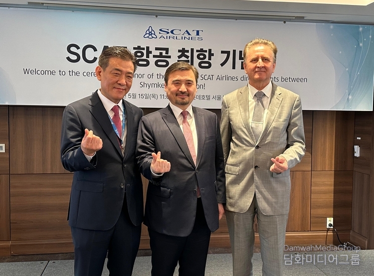 Ambassador of Kazakhstan Nurgali Arystanov (center), SCAT Airlines Representative in Korea Andrey Tsygankov and SCAT Airlines Director Nikolai Buryakov take a commemortive photo.