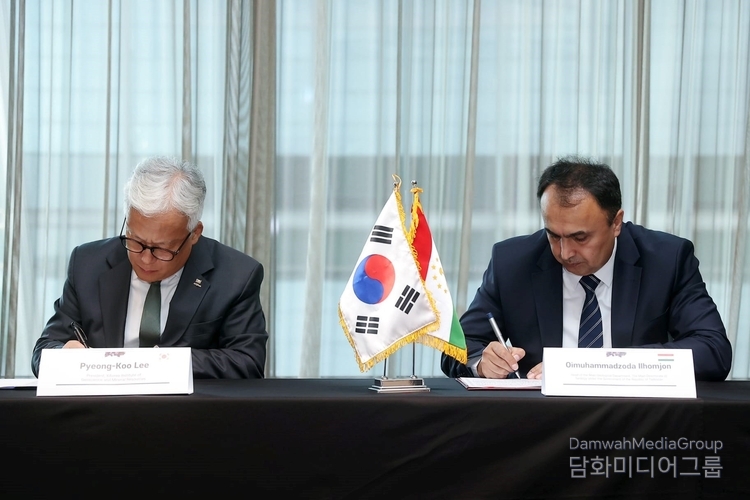 Ilhomjon Oimuhammadzoda (right), head of the Main Department of Geology under the Government of the Republic of Tajikistan, signs an MOU with Dr. Pyeong Ku Lee, president of the Korean Institute of Geosciences and Mineral Resources.