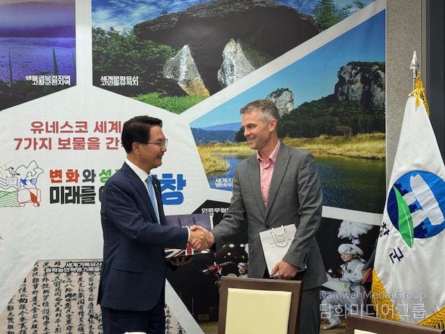 Shim Deok-seop, Gochang County Governor (left) shakes hands with Gareth Weir, British Deputy Ambassador to Korea, after discussing 'climate, ecology, and energy' cooperation with the British Embassy on May 16. / Courtesy of Gochang-gun