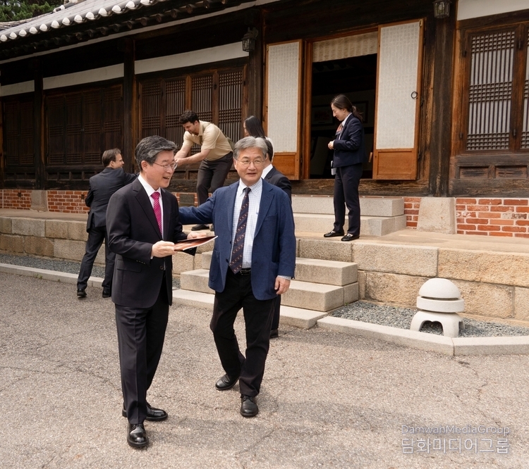 Kim Gil-sung, mayor of Jung-gu, Seoul (left), tours the U.S. Embassy residence, Habib House, with Joseph Yun, U.S. Interim Ambassador to Korea, on May 14. / Courtesy of Jung-gu