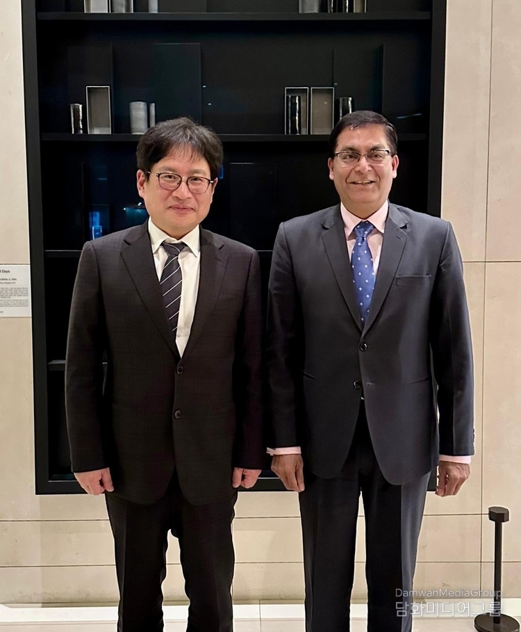 Park Il-young, CEO of Korea Investment Corporation (left), and Indian Ambassador to Korea Amit Kumar meet at the Indian Embassy in Seoul on May 16.