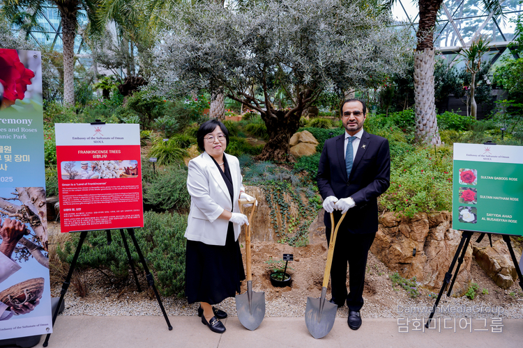 His Excellency Zakaria bin Hamad Hilal Al Saadi, Ambassador of Oman to Korea, (right) take a commemorative photo at the Omani frankincense tree planting event on May 19, 2025.