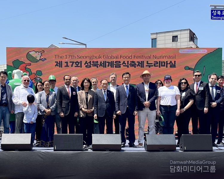 Participants in the 17th Seongbuk Global Food Festival, “Nurimasil,” take a group photo on May 18, 2025.