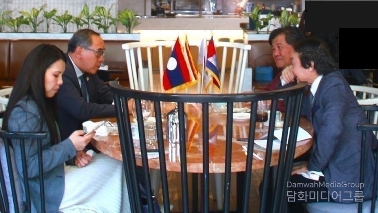 ICFW Chairman Shin Kwang-yul (far right) has lunch with Thai Ambassador Tanee Sangrat (second from the left), Cambodian ambassador Chring Botumrangsay (far left), and Laotian Ambassador Songkane Luangmuninthone on May 13.