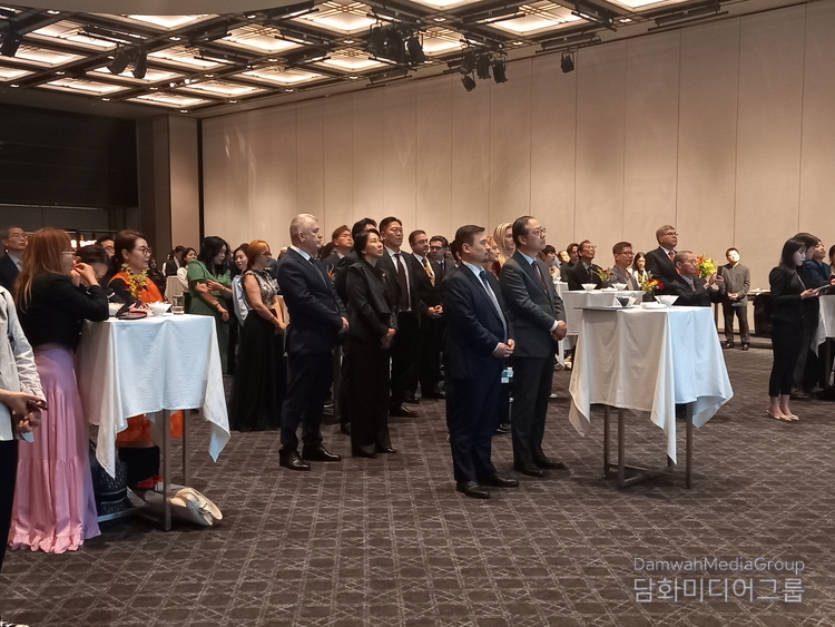 More than 300 distinguished guests from the Korean government and various other segments of Korean society, as well as the ambassadors and other senior diplomats from the Seoul Diplomatic Corps, attend the gala reception.