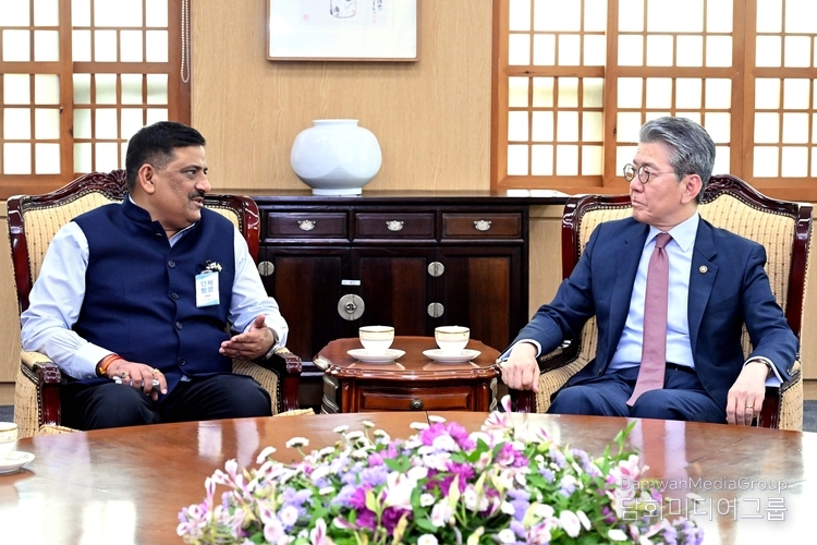 Vice Minister of Foreign Affairs Kim Hong-kyun (right) meets with Hon’ble Member of Parliament, Mr. Sanjay Kumar Jha, who leads the All-Party Parliamentary Delegation of India, on May 26, 2025.