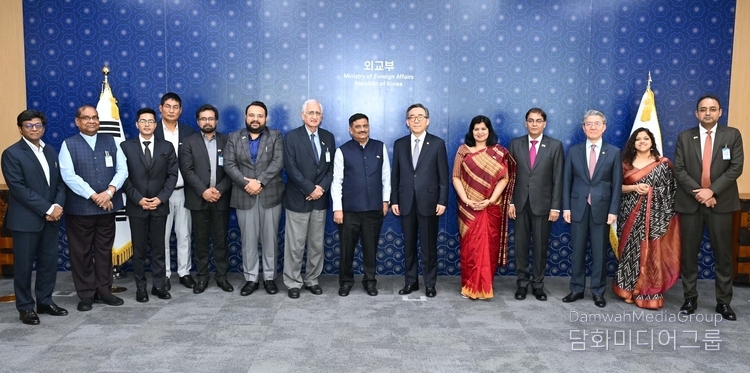 Members of the All-Party Parliamentary Delegation take a commemorative photo with ROK Foreign Minister Cho Tae-yul, First Vice Foreign Minister Kim Hong Kyun and Amit Kumar, Ambassador of India to ROK.
