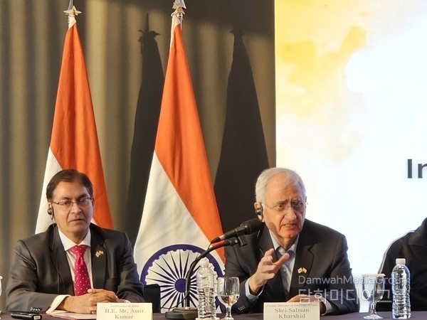 Amit Kumar, Ambassador of India to ROK (left) and Shri. Salman Khurshid, Former Minister of External Affairs of India attend the event.