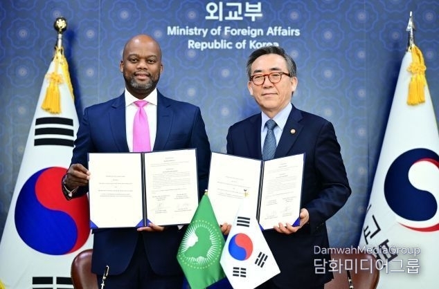 Minister of Foreign Affairs Cho Tae-yul (right) and Wamkele Keabetswe Mene, Secretary General of the African Continental Free Trade Area (AfCFTA) Secretariat, pose for the camera after signing an MOU in Seoul on May 27.