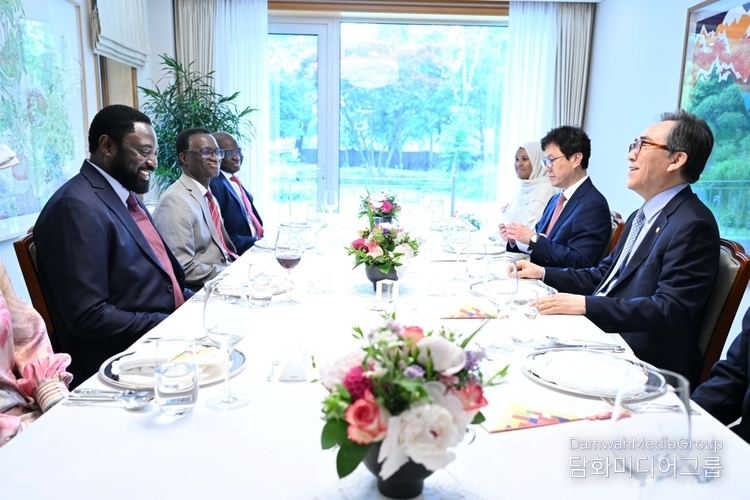 Minister of Foreign Affairs Cho Tae-yul (right) holds a luncheon meeting with Minister of Foreign Affairs of the Republic of The Gambia, H.E. Dr. Mamadou Tangara, on May 23.